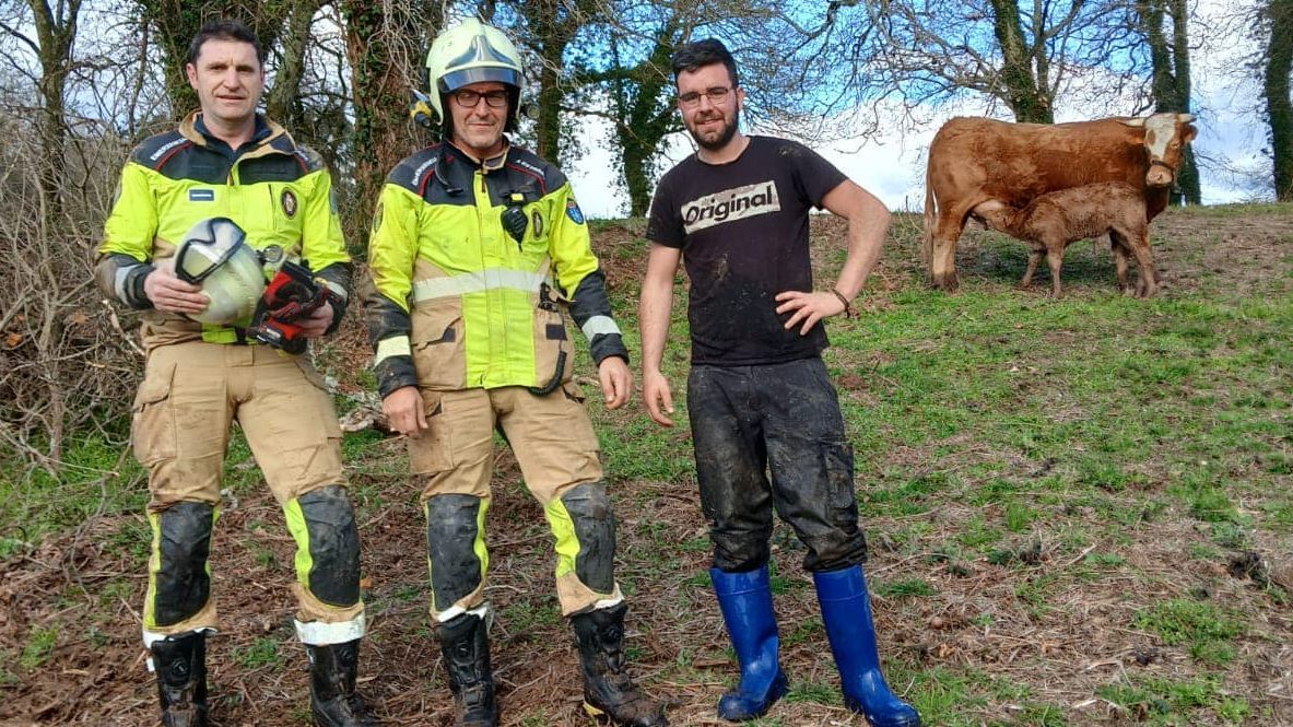 Los efectivos de emergencias,  Adrián y el becerro rescatado con su madre