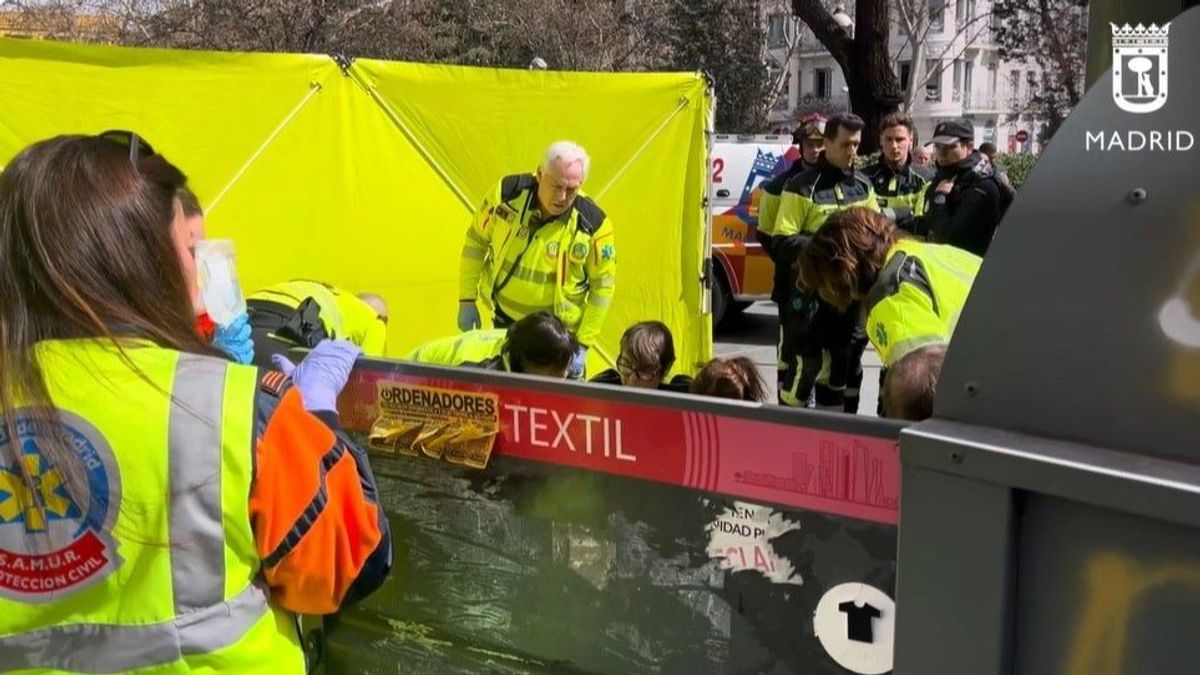 Muere un hombre por una parada cardiaca que dormía dentro de un contenedor de ropa en Chamartín