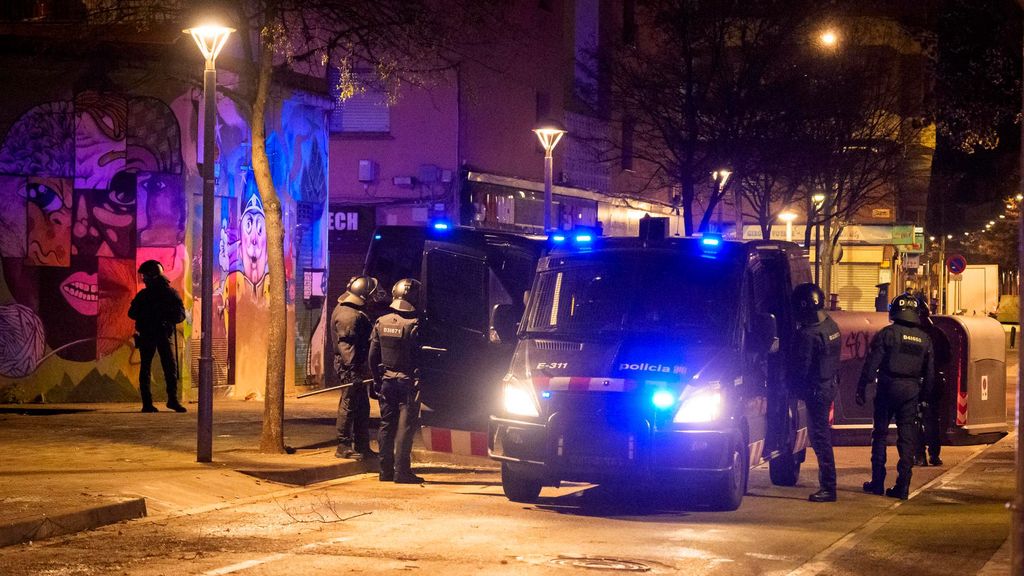 Noche de disturbios y ataques a los Mossos tras el desalojo de un imán de una vivienda en Salt