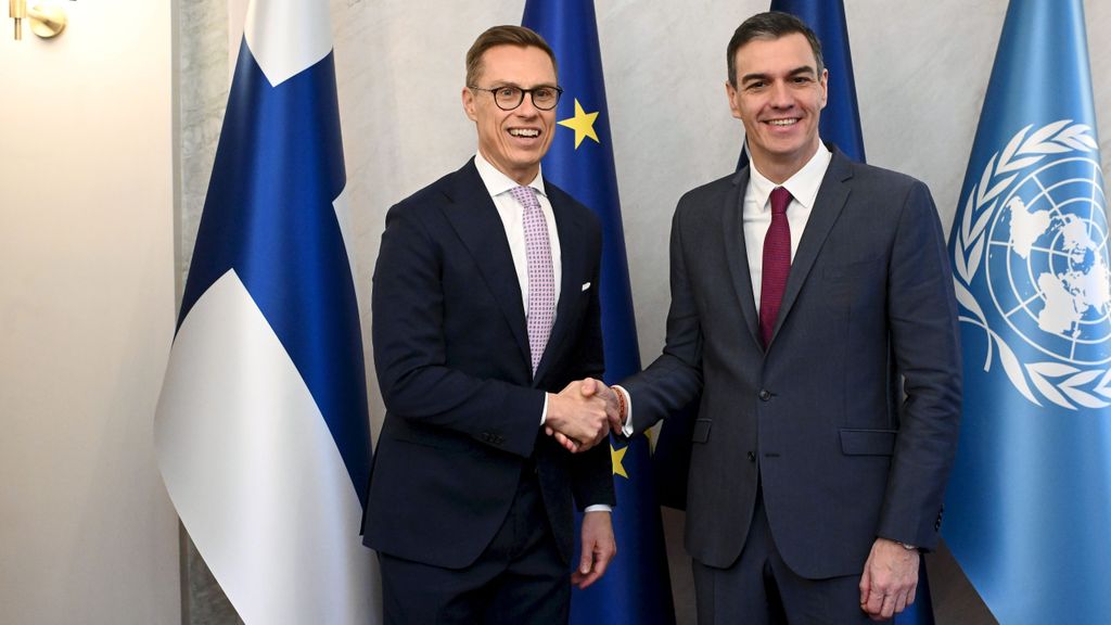 Pedro Sánchez saluda al presidente de Finlandia,  Alexander Stubb