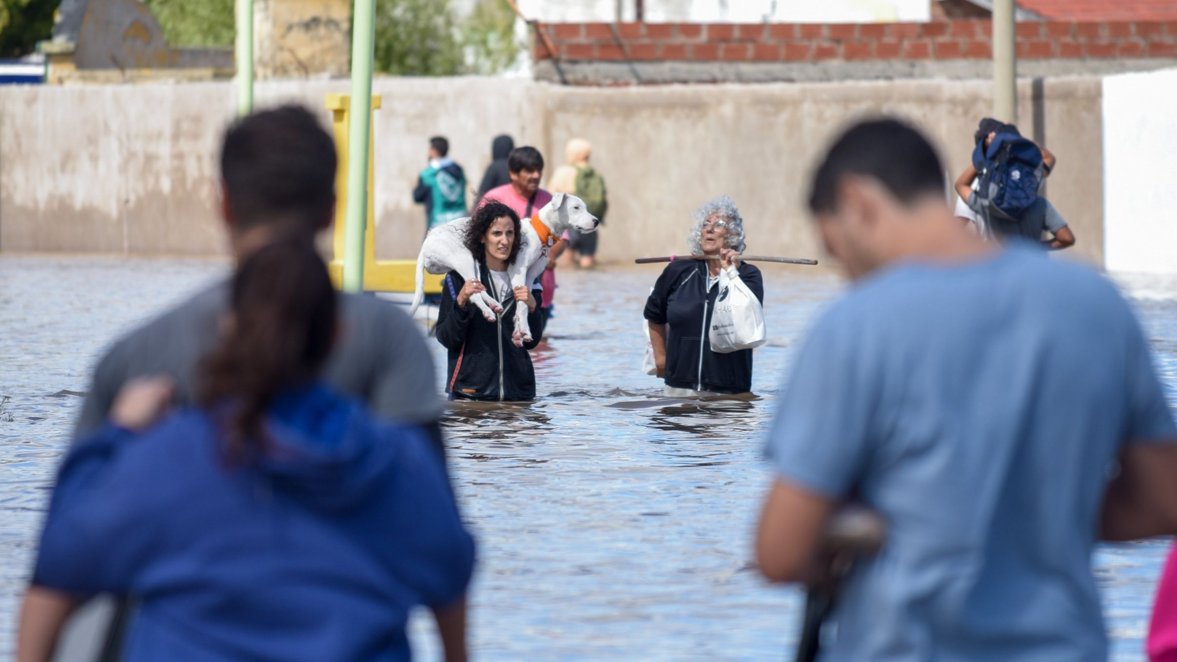 Vecinos de Bahía Blanca, tras el temporal