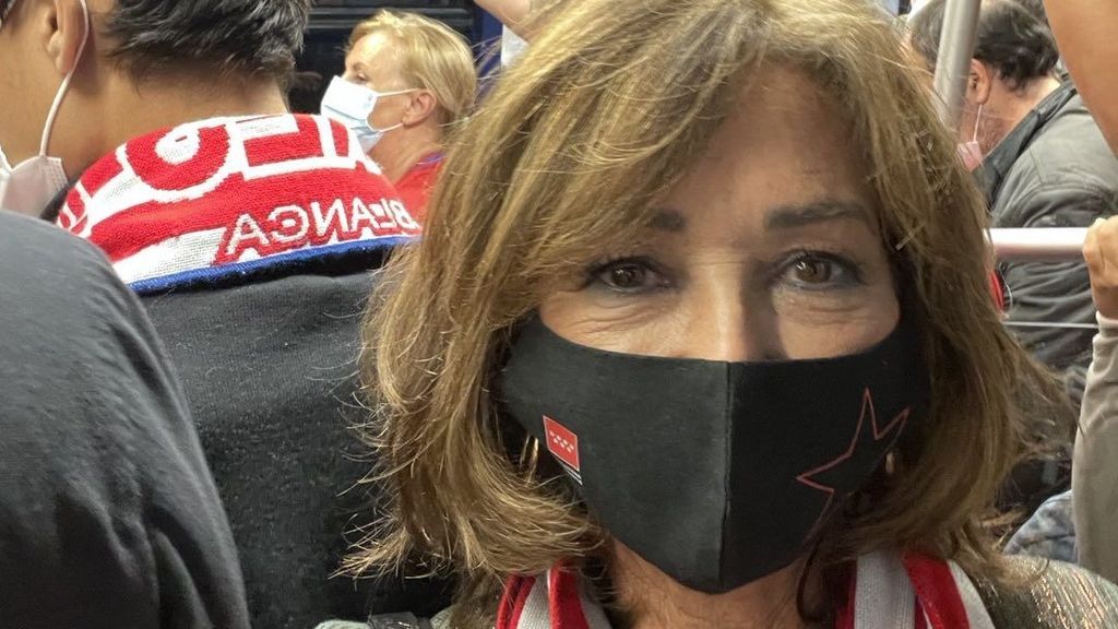 Ana Rosa Quintana en el metro para apoyar al Atlético de Madrid en 2021