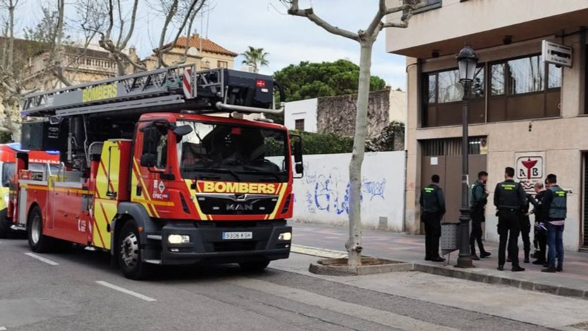 Bomberos y Guardia Civil en el lugar del incendio