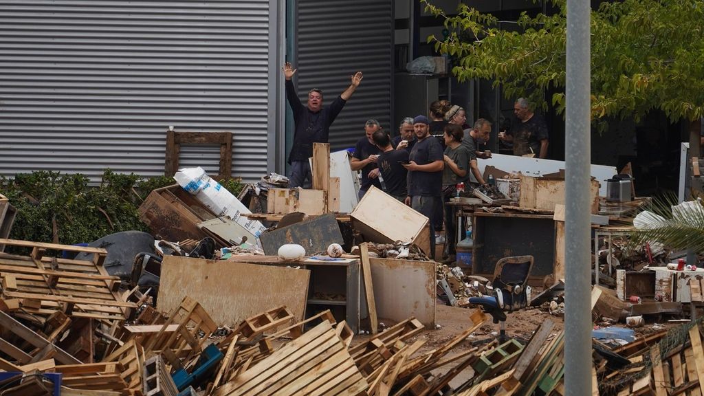 Destrozos en las inmediaciones del centro comercial Bonaire por la DANA.