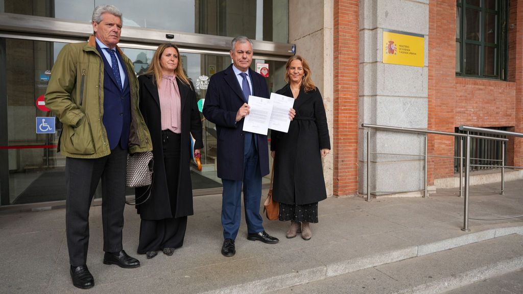 El alcalde de Sevilla, José Luís Sanz, tras entregar la carta en el Ministerio de Transporte