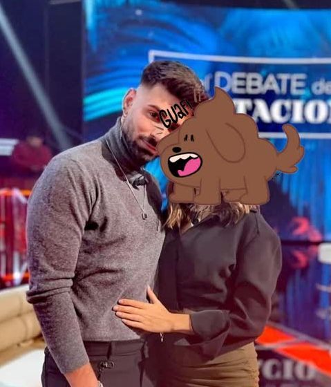 El padre de Isaac Torres coloca el sticker de un perro ladrando sobre el rostro de Lucía Sánchez