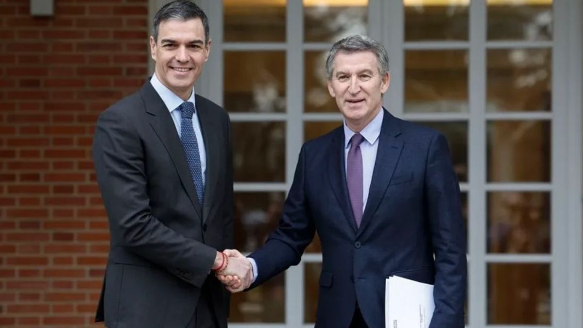 El presidente del Gobierno, Pedro Sánchez (i), recibe este jueves al líder del PP, Alberto Núñez Feijóo (d), en el Palacio de la Moncloa.