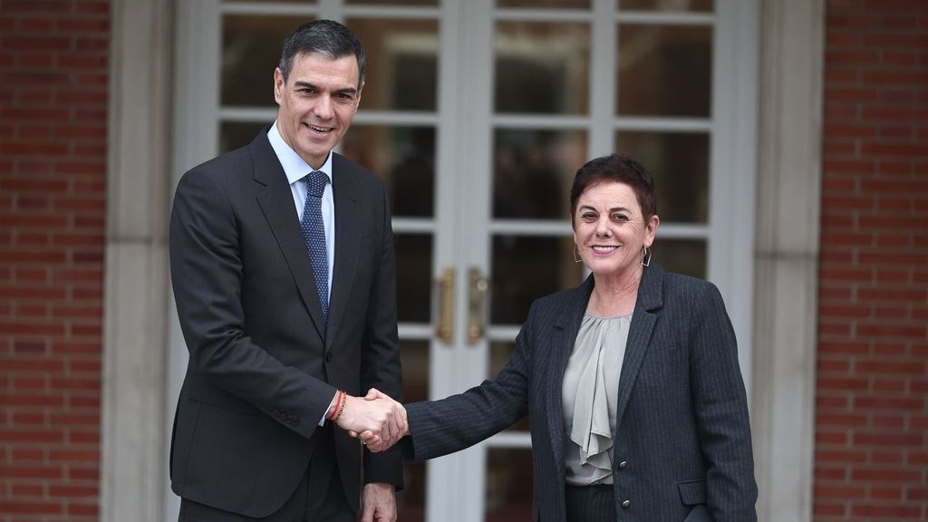 El presidente del Gobierno, Pedro Sánchez, recibe a la portavoz de EH Bildu en el Congreso, Mertxe Aizpurua.