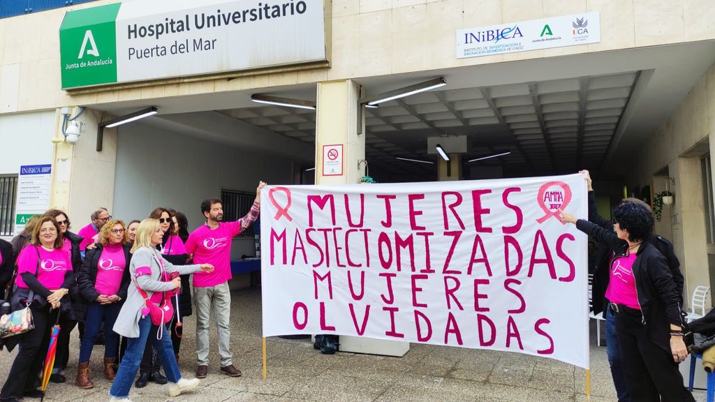 La Asociación de Mujeres Mastectomizadas de Jerez se concentran en Cádiz