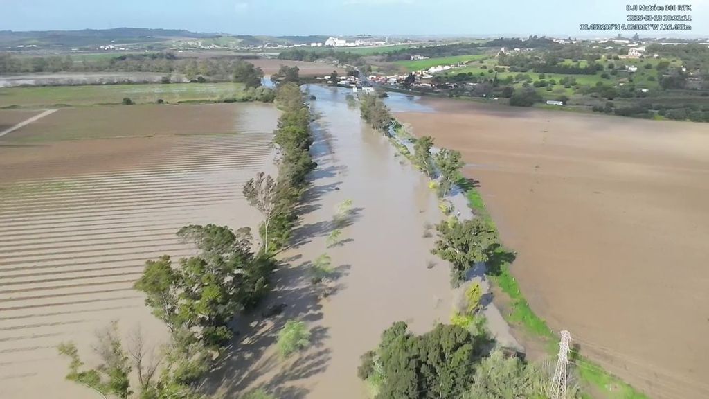 La crecida del río Guadalate en Jerez de la Frontera obliga al desalojo preventivos de 200 vecinos