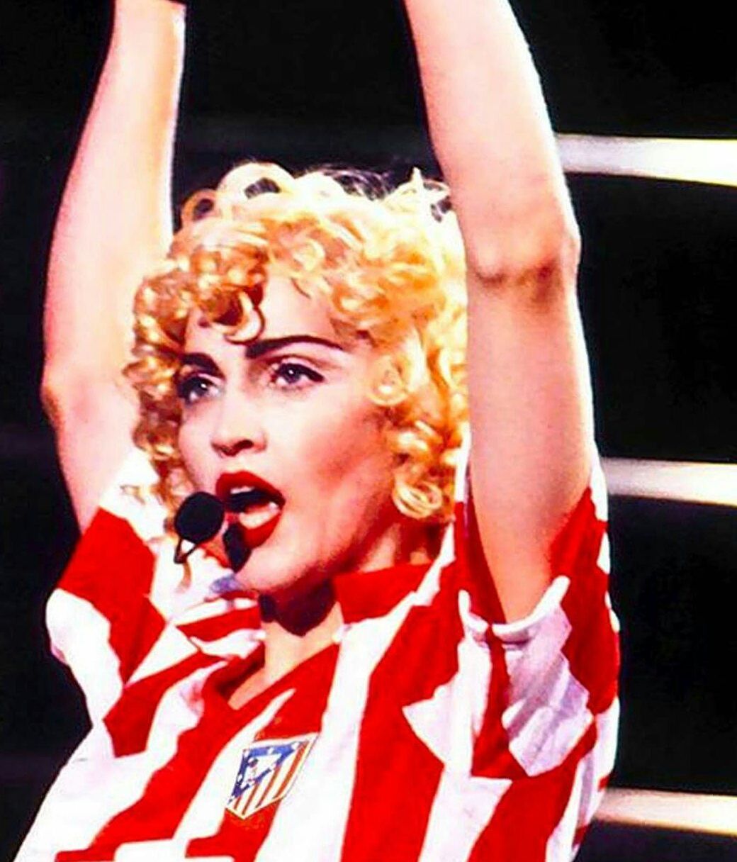 Madonna con la camiseta del Atleti durante su concierto en el Calderón