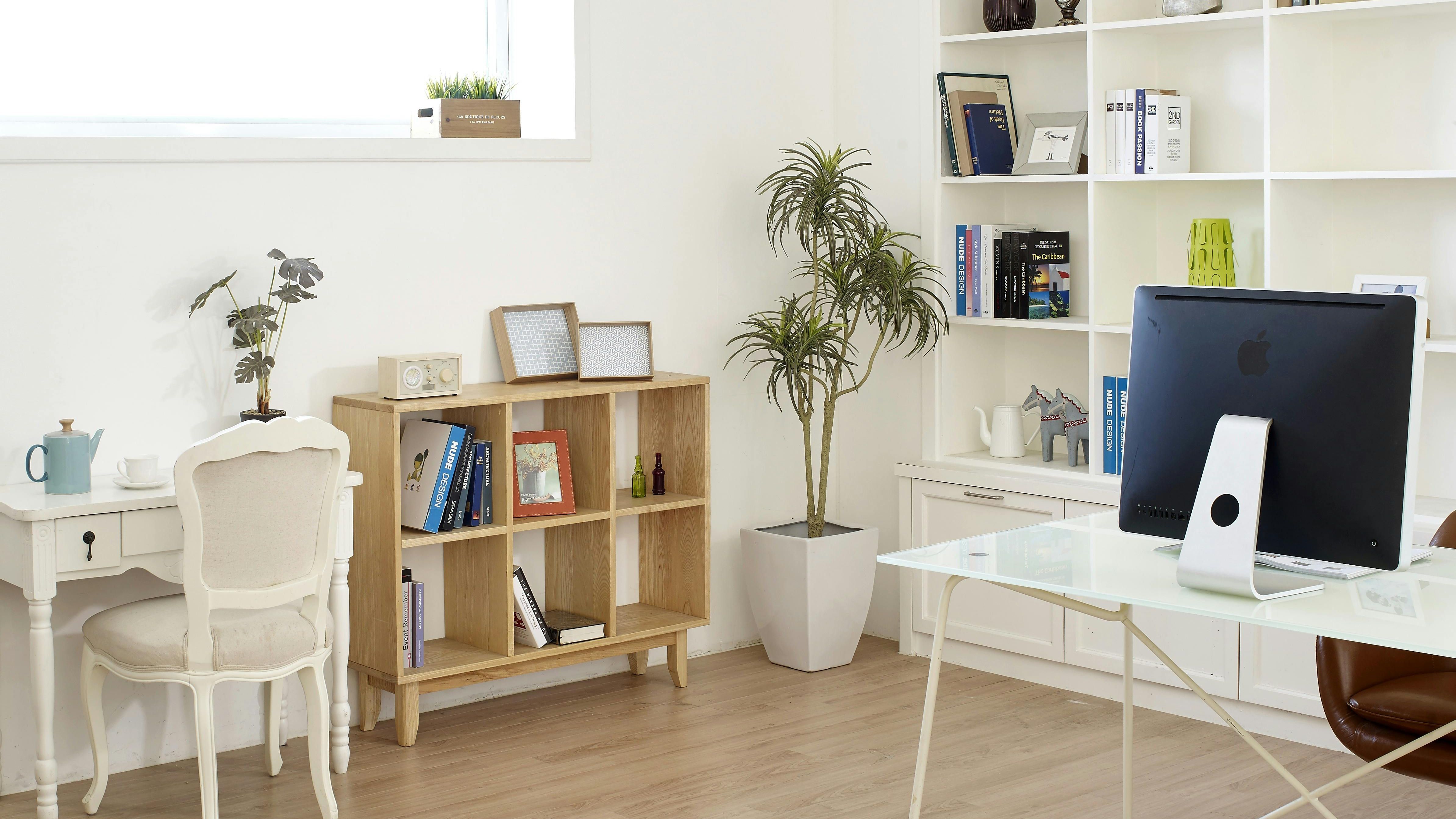 Rincón de una casa con estanterías modulares