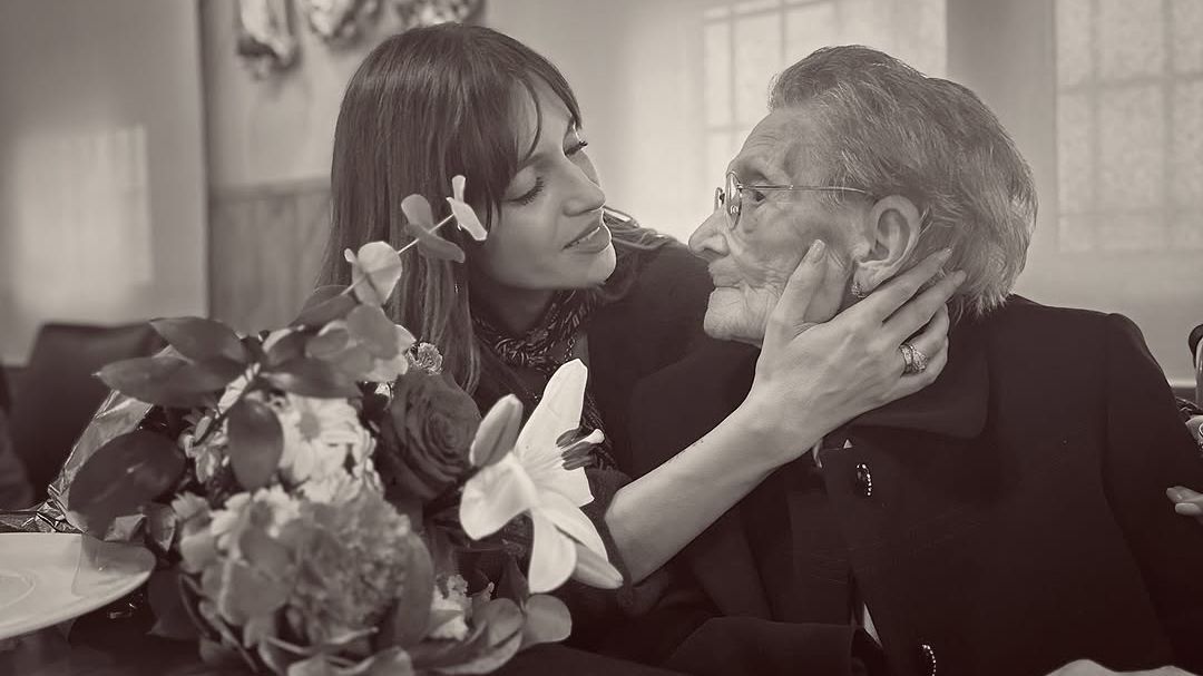 Sara Carbonero y su abuela.