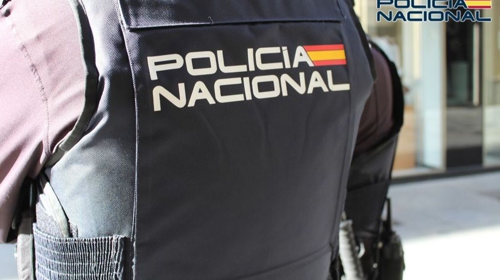 Un agente de la Policía Nacional