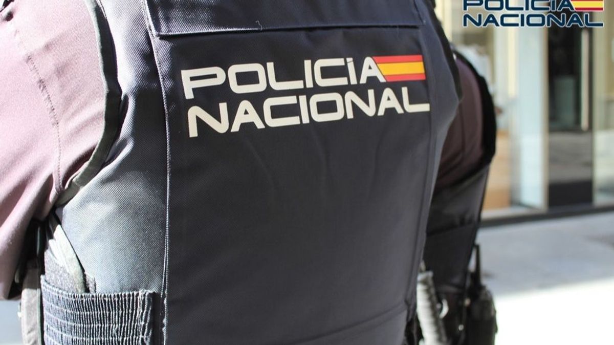 Un agente de la Policía Nacional