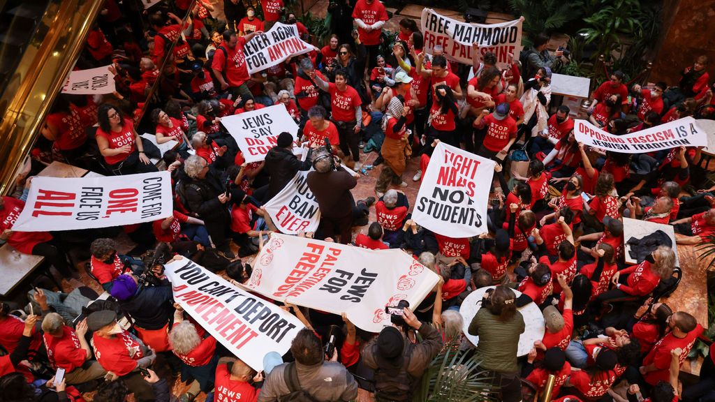 Un grupo de manifestantes toma la Torre Trump en una protesta judía por el arresto de un estudiante palestino: hay un centenar de detenidos