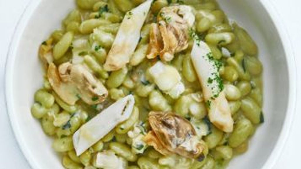 Verdinas en salsa verde con navajas y almejas, de El Faro