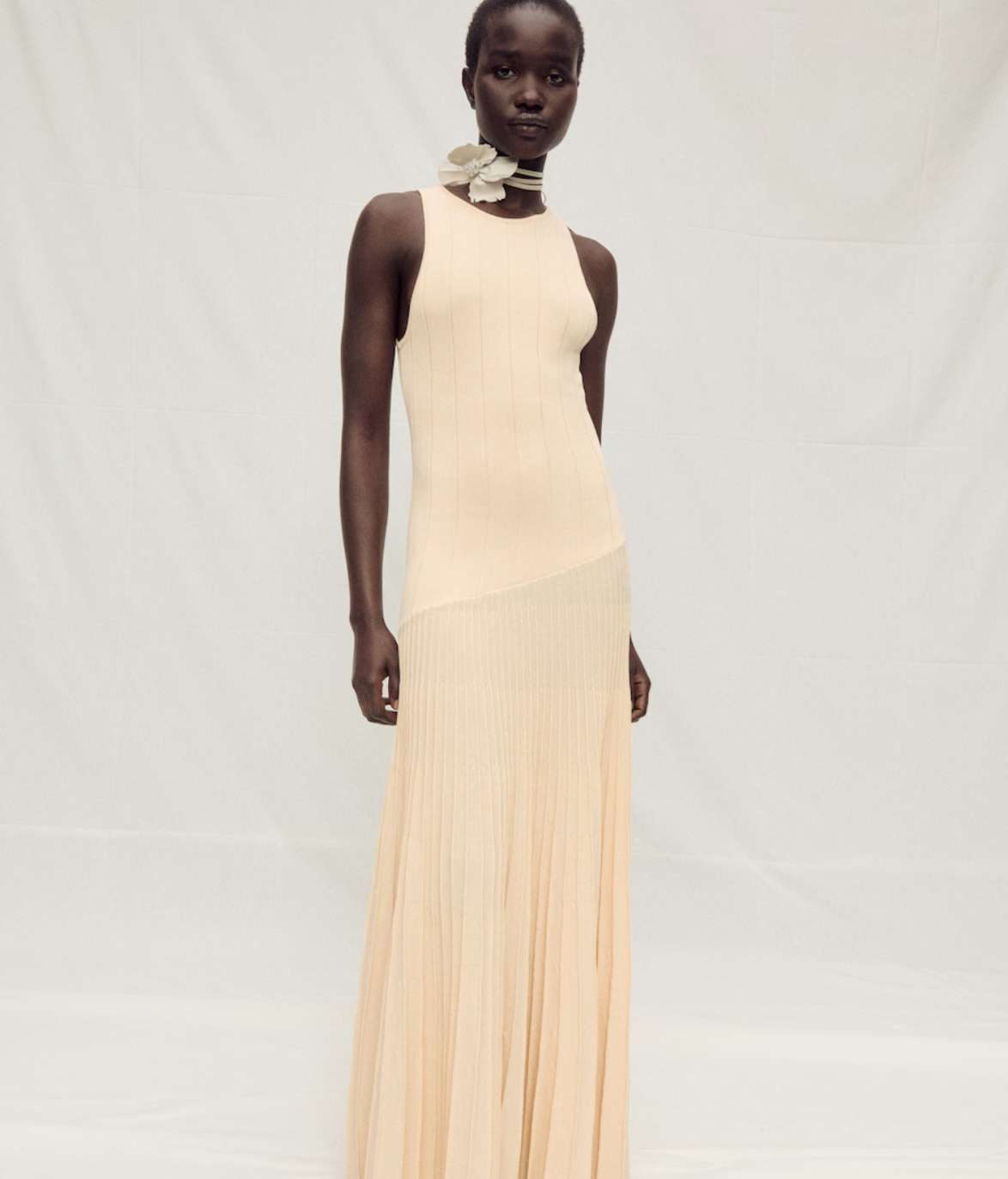 Vestido beige de corte minimalista