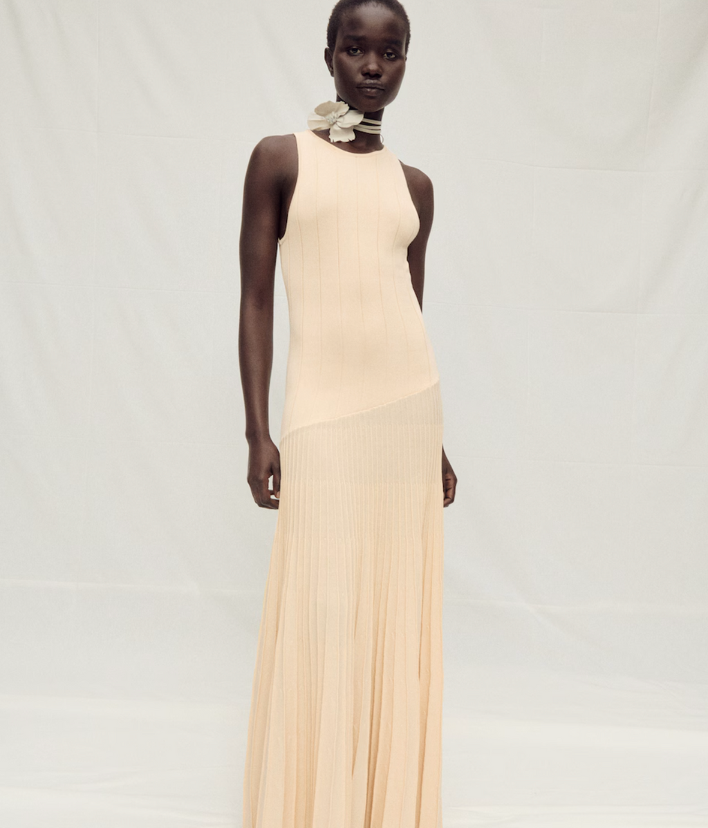 Vestido beige de corte minimalista