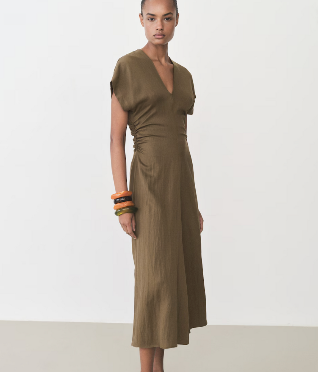 Vestido caqui con escote en V 