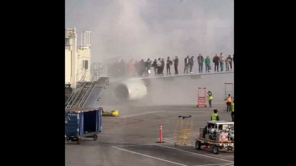 Evacuan a 178 pasajeros de un avión de American Airlines en Denver, Estados Unidos, tras el incendio de uno de sus motores