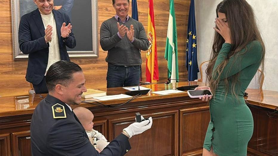 Álvaro, con su bebé en brazos, arrodillado ante su novia para pedirle matrimonio