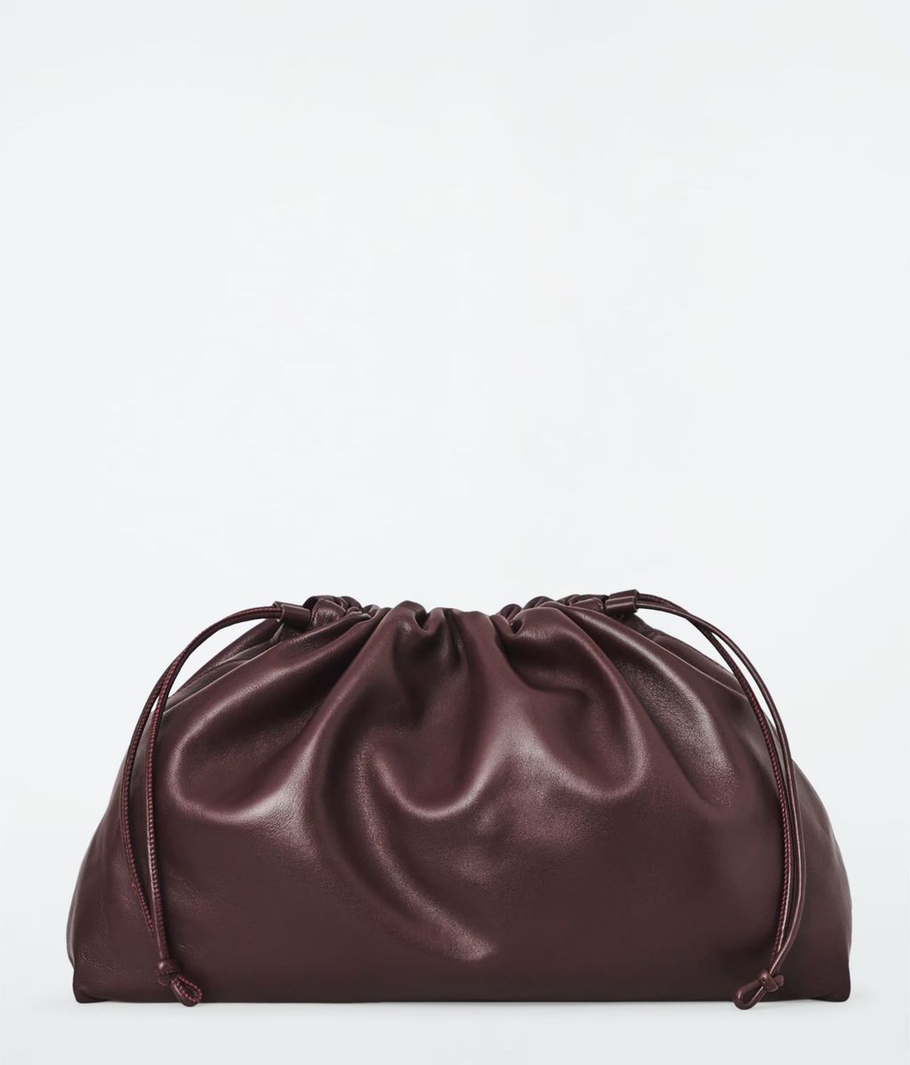 Bolso de piel similar al Flamenco de Loewe, de Cos