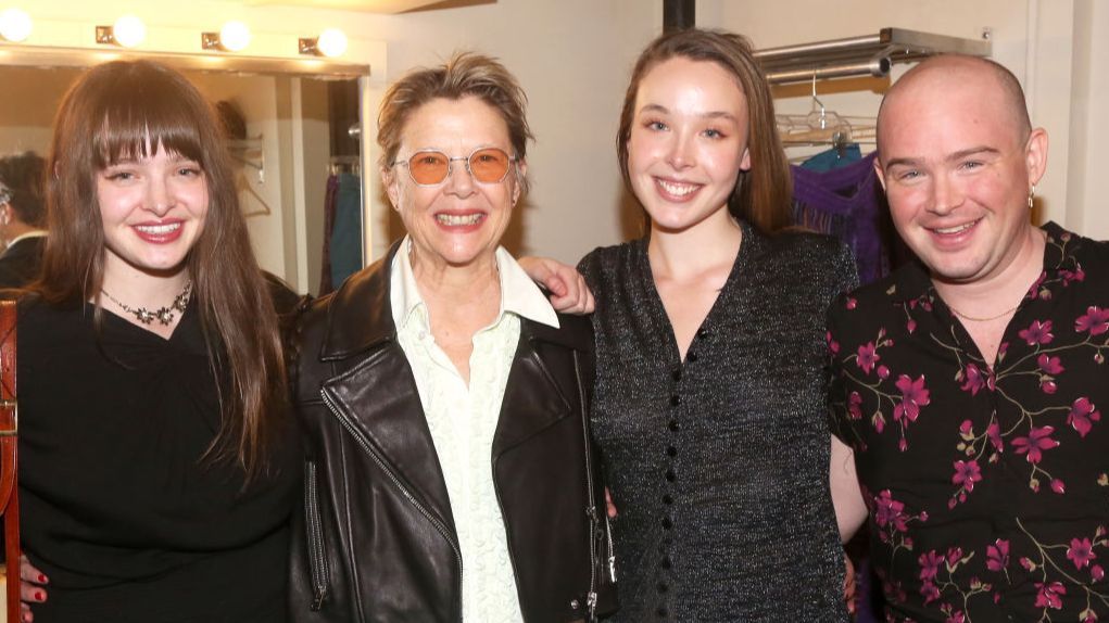 De izq. a dcha.: Isabel, Bella y Stephen Beatty junto a su madre, Annette Bening