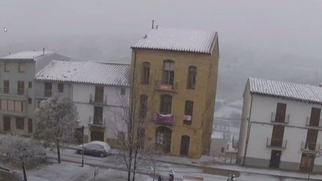 Konrad deja daños en Alicante por un tornado y a la provincia de Castellón teñida de blanco