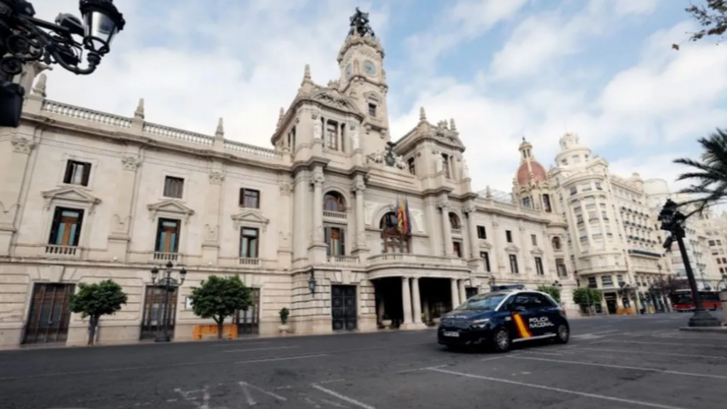 La Plaza del Ayuntamiento de Valencia durante el primer día del estado de alarma decretado en España en marzo de 2020.