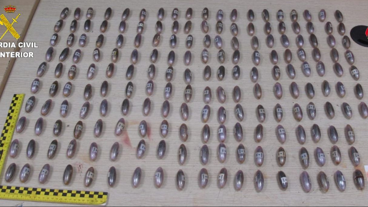 Los 187 cilindros de hachís que la pasajero transportó en su organismo