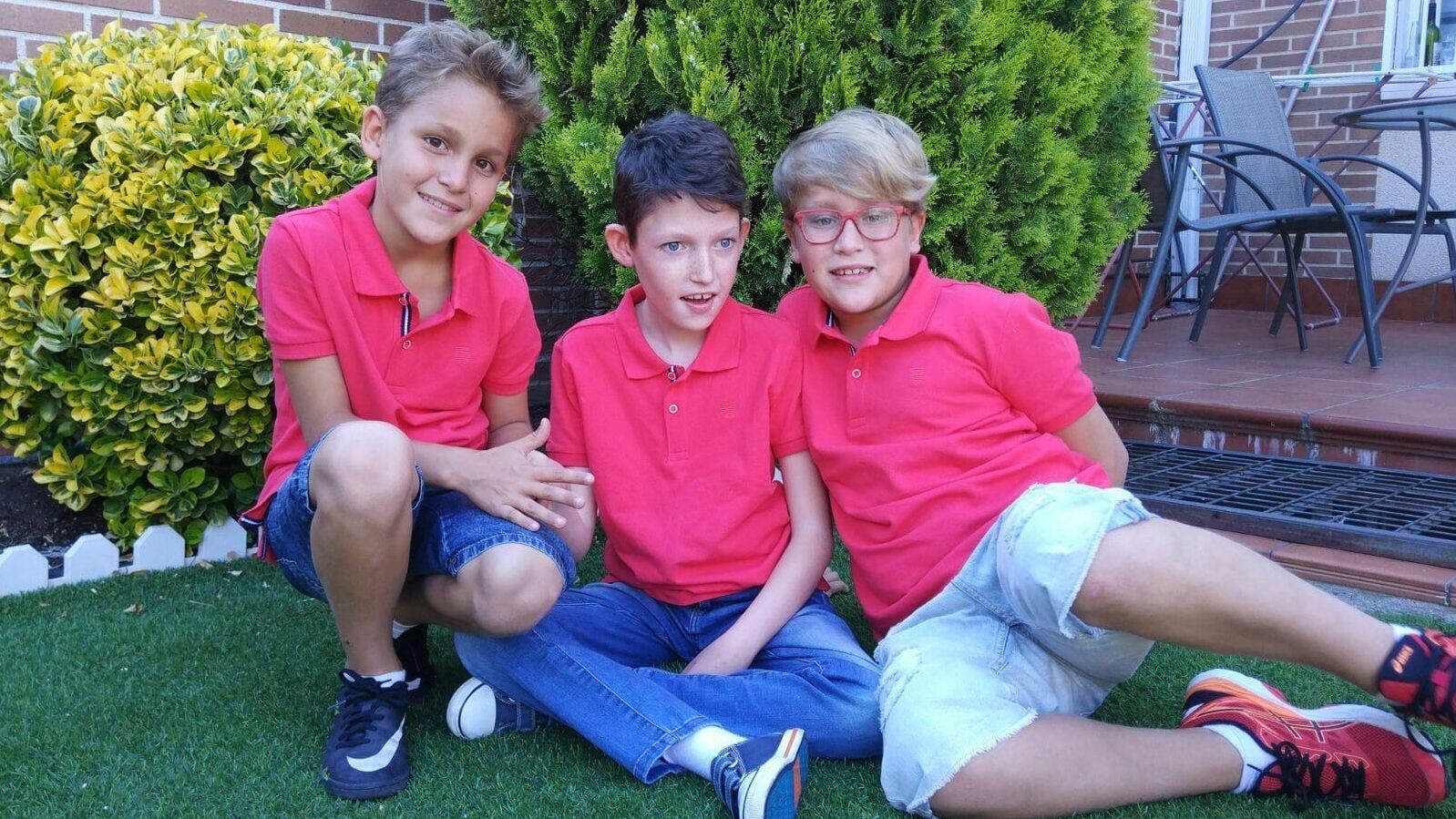 Marco junto a sus hermanos pequeños.