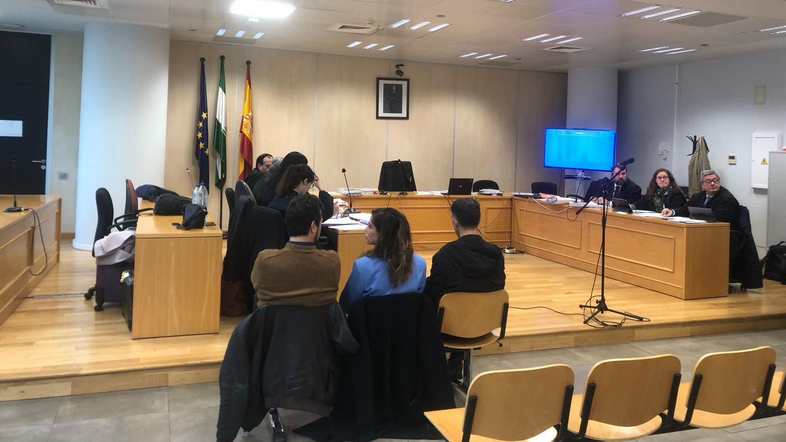 María León sentada en el banquillo durante un juicio por altercados con la Policía de Sevilla