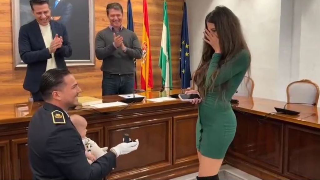 Sorpresa en el salón de plenos de Torrox, Málaga: "¿Quieres casarte conmigo?"