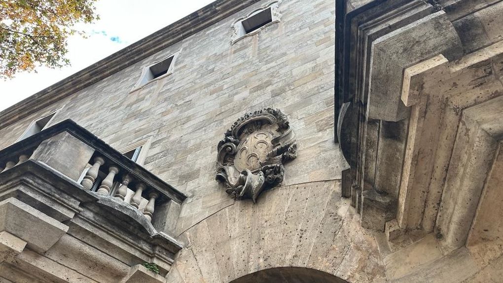 Un padre consigue poner su apellido biológico a su hija con la que no ha mantenido relación nunca