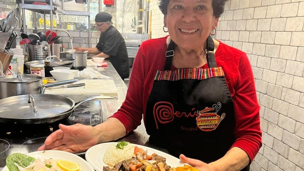 Una de las abuelas que cocinan en el restaurante, en concreto comida peruana
