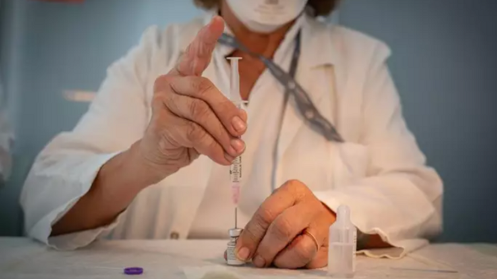 Una enfermera prepara la vacuna Pfizer-BioNtech contra el COVID-19.