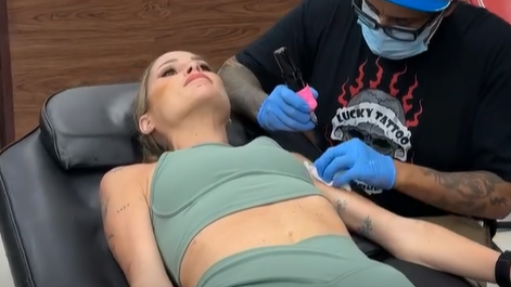 Verdeliss se hace un tatuaje por su reto 7 maratones en 7 continentes en 7 días