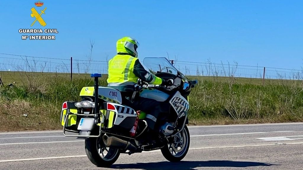 Agente de la Guardia Civil de Tráfico en moto