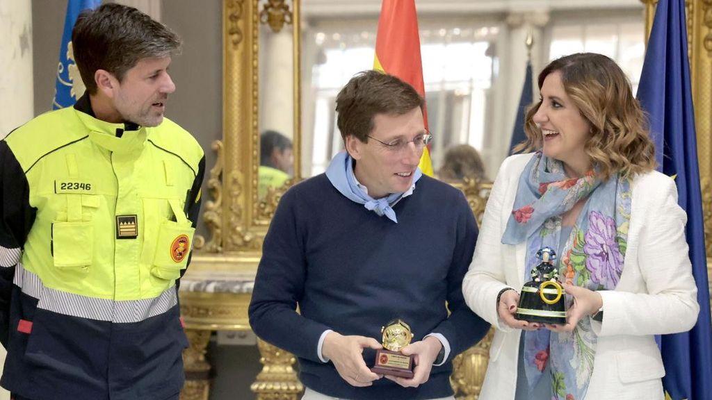 Bombero, José Luis Martínez Almeida y la alcaldesa de Valencia