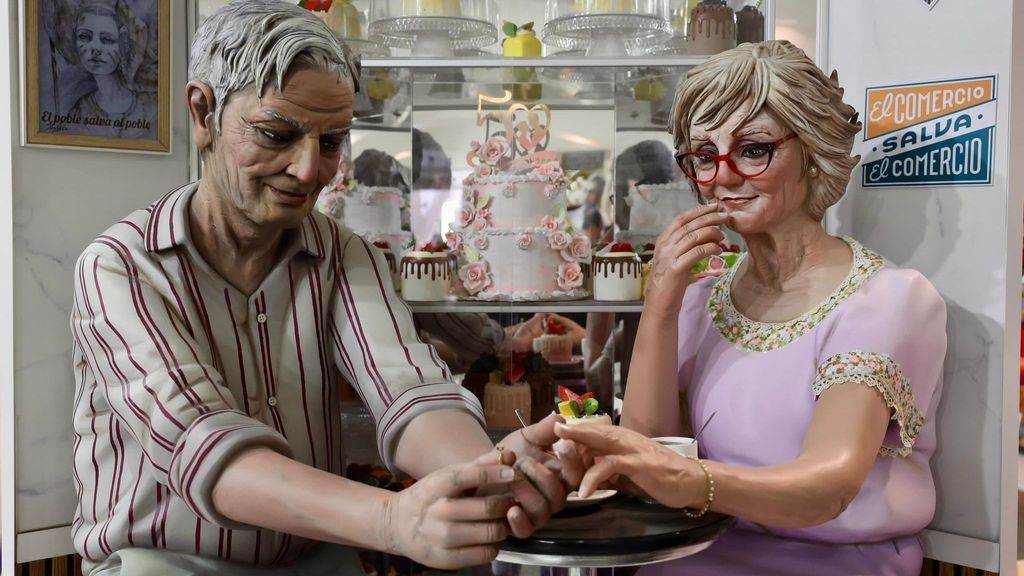 Dos ancianos en sus bodas de oro en una pastelería de Paiporta, ninot indultado de 2025