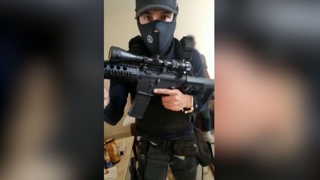 Hombre haciéndose pasar por un sicario, armado con un fusil