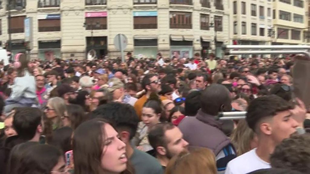 Más de un centenar de personas atendidas tras una mascletà en la Plaza del Ayuntamiento con asistencia masiva