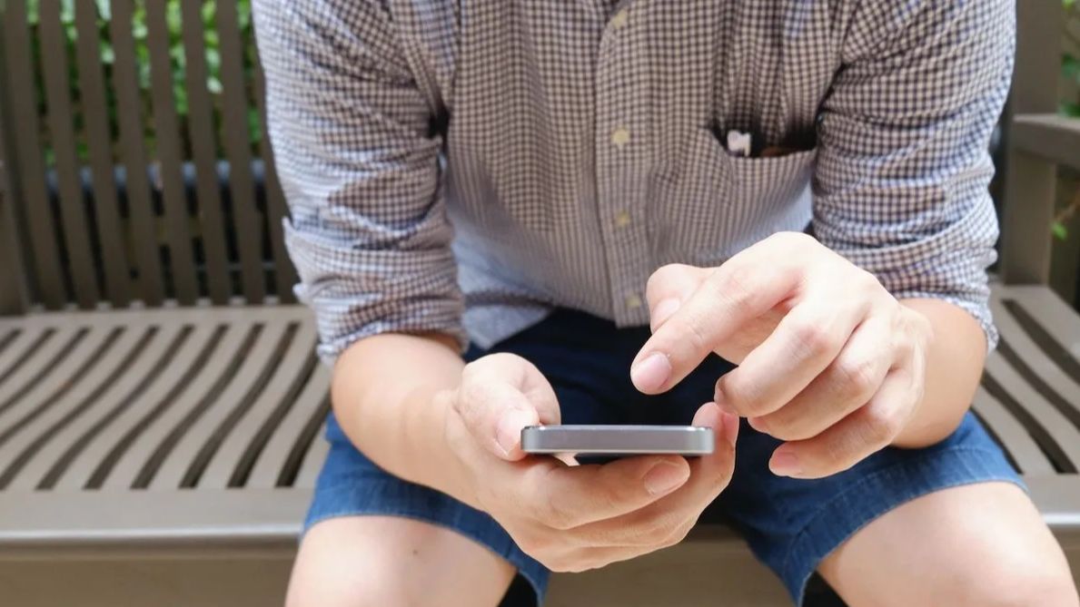 Un usuario de Gmail usando su móvil