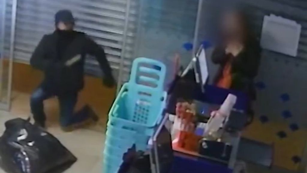 Así fue el atraco con cuchillo a un supermercado de Moyá, Barcelona: la empleada se enfrentó al ladrón