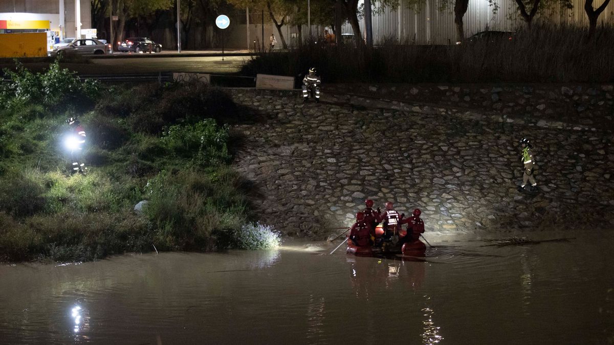 Bomberos de Murcia en la búsqueda del desaparecido el pasado día 8 de marzo en el cauce del río Segura en Murcia
