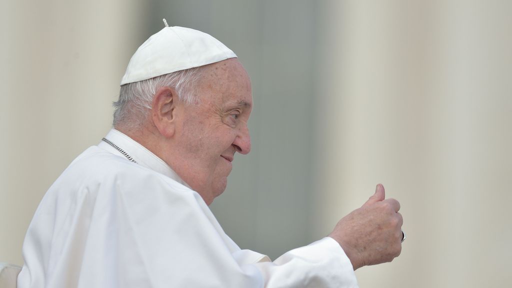 El Vaticano difunde la primera foto del papa Francisco tras un mes de ingreso
