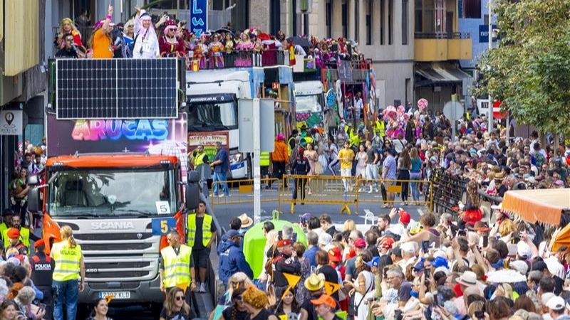 Un momento de la Gran Cabalgata del Carnaval de Las Palmas de Gran Canaria, que encara su recta final Un momento de la Gran Cabalgata del Carnaval de Las Palmas de Gran Canaria, que encara su recta final
