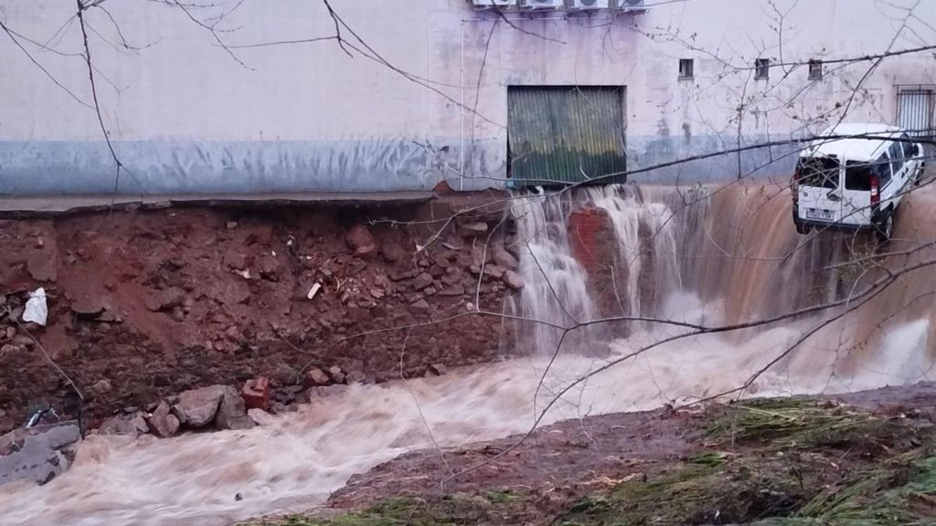 El desbordamiento de una balsa arrastra coches en Jarandilla de la Vera, Cáceres