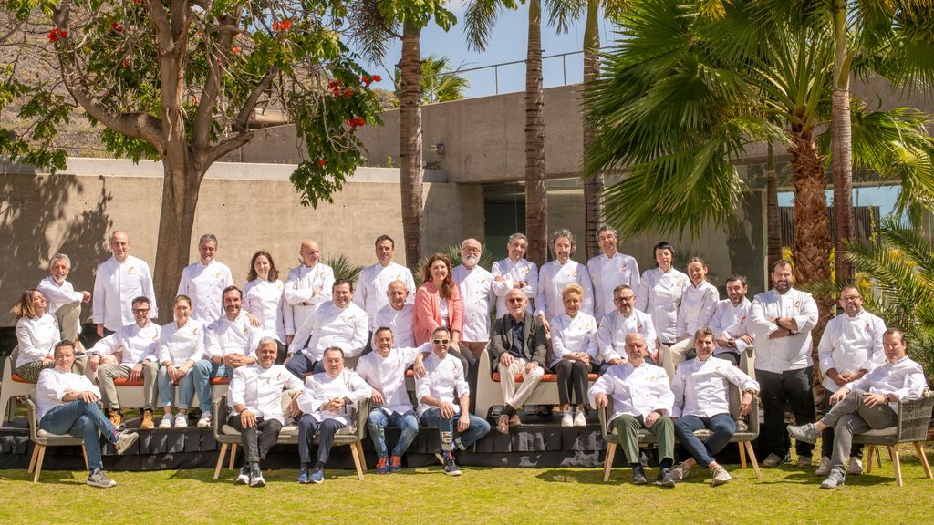 Foto de familia de los cocineros españoles que ya cuenta con 3 Soles de la Guía Repsol